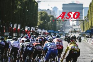 cycliste devant l'arc de triomphe pour un évènement de l'ASO, partenaire de l'école d'ostéopathie CSO Paris
